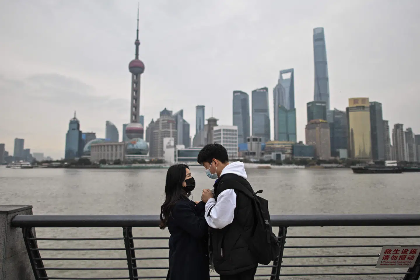 Et ungt par på promenaden ved Huangpu Floden i Shanghai. Kina har 30 millioner flere mænd end kvinder efter mange år med etbarnspolitik. Hector Retamal/Ritzau Scanpix