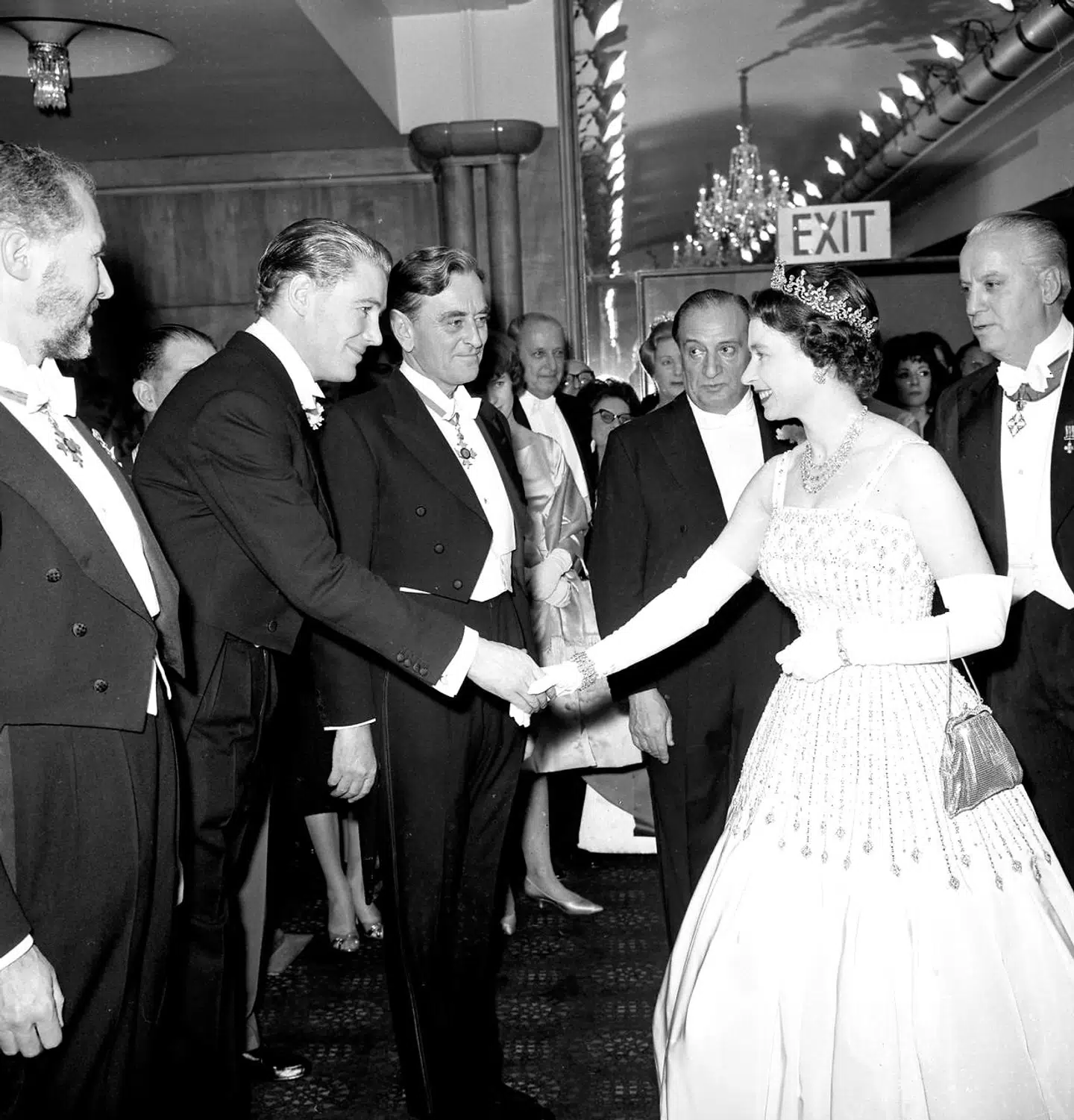 Dronning Elizabeth, da hun bar kjolen ved premieren på fimen 'Lawrence of Arabia' i 1961.