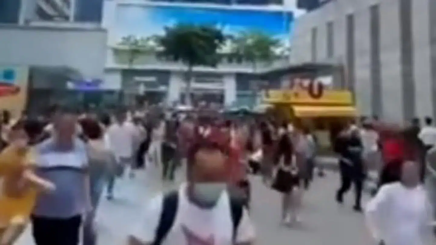 Flere hundrede flygtede ud fra bygningen.