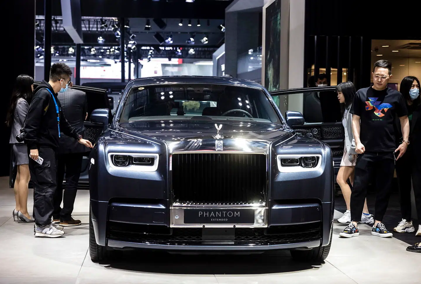 Rolls-Royce Motorcars, der fremstiller de flotte biler, er ikke længere på engelske hænder. BMW-gruppen ejer i dag Rolls-Royce Motorcars, der dermed intet har med atomkraft-satsningen at gøre.