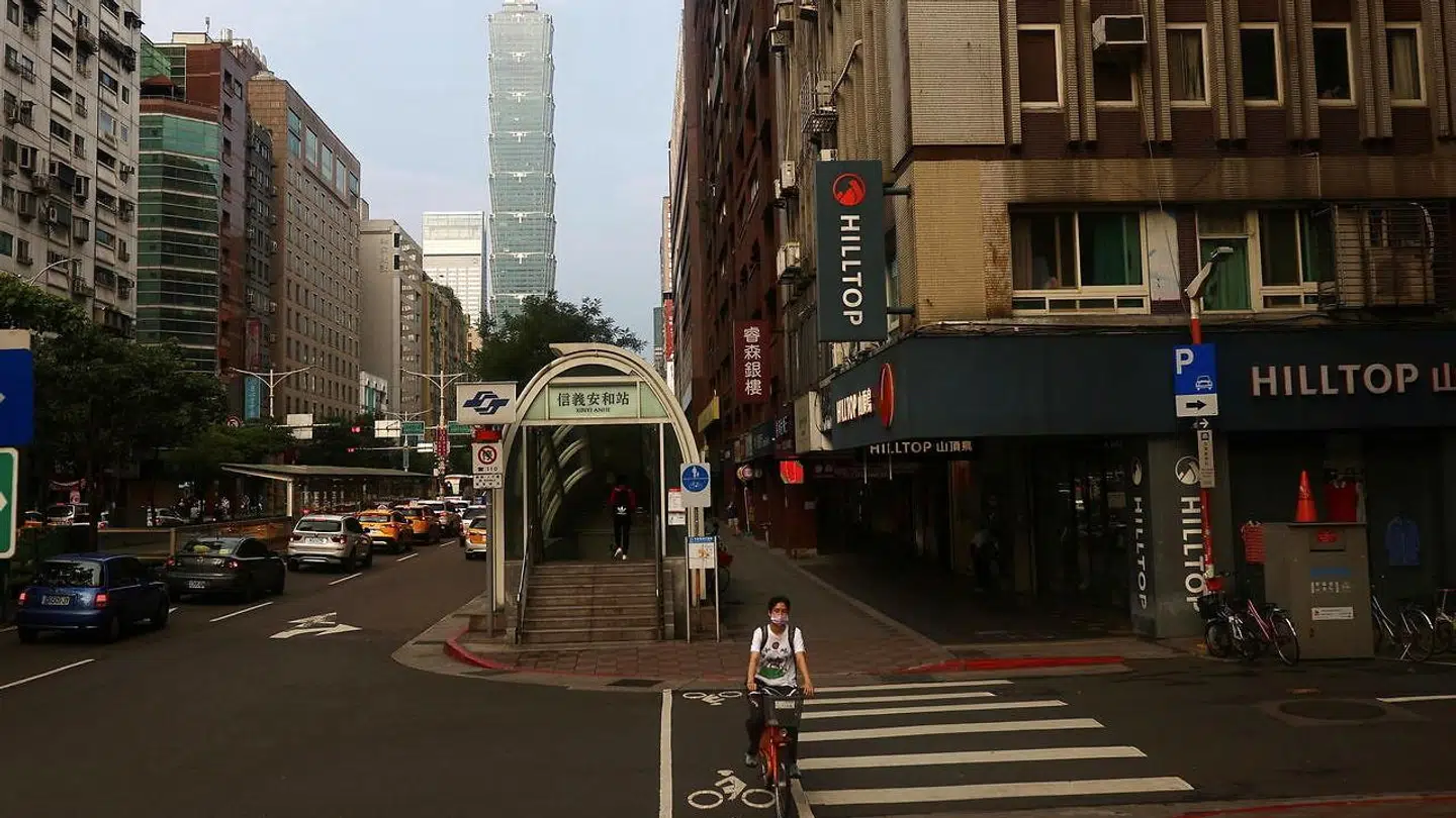 Øde gader i Taiwans hovedstad, Taipei, tirsdag. Østaten har længe klaret sig fremragende mod corona, men det har ændret sig med et slag.