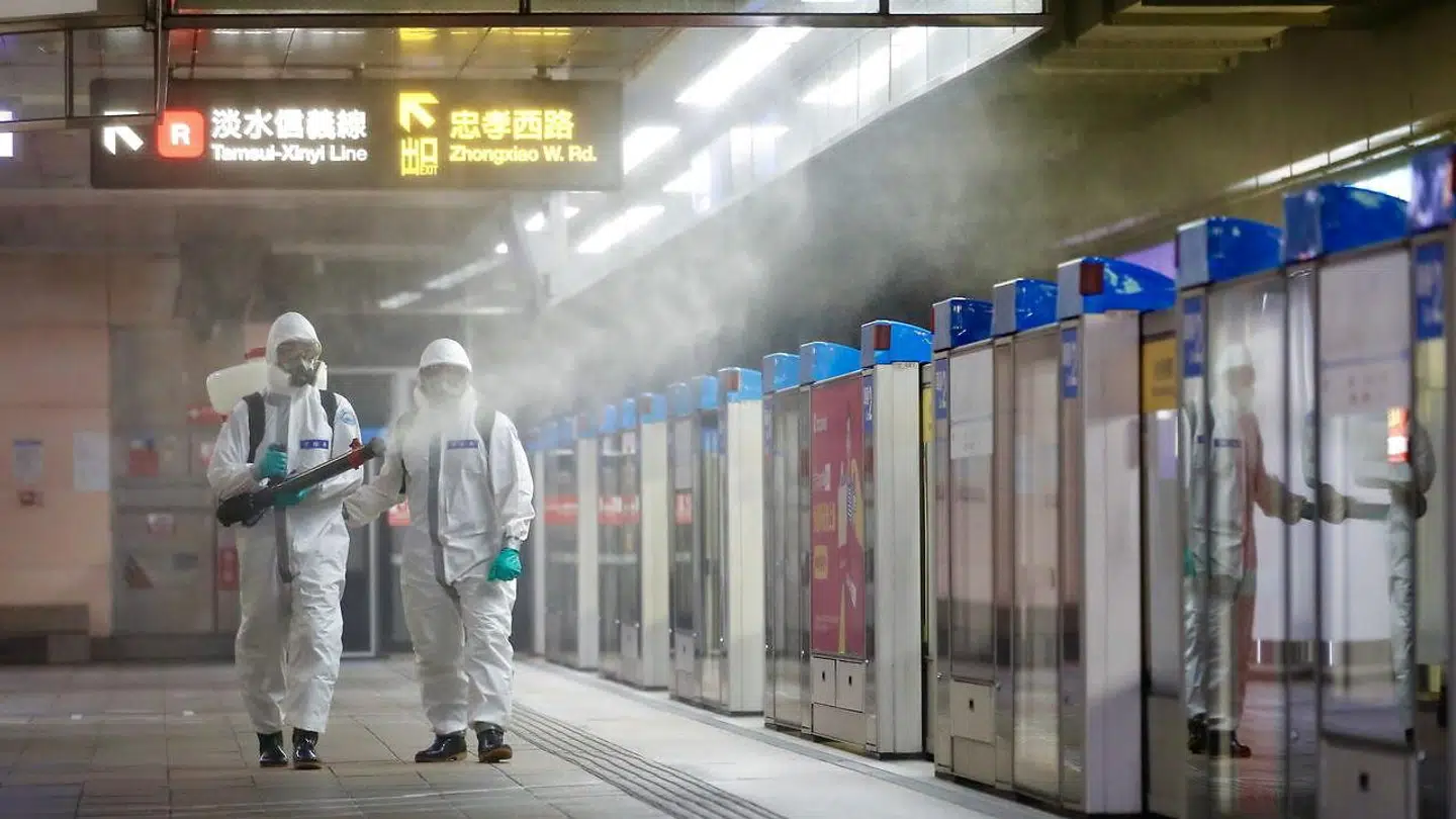 Militærpersonel i gang med at desinficere Taipeis metro.