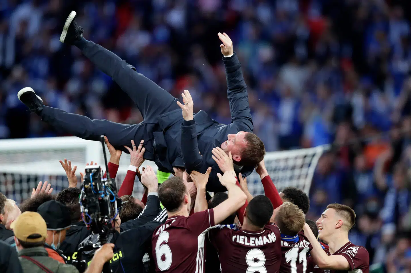 Leicester Citys manager, Brendan Rodgers, kom med nederlaget til Chelsea tirsdag aften ned på jorden igen efter holdets sejr i lørdagens FA Cup-finale (foto). Leicester risikerer at slutte uden for top-4 i Premier League, selv hvis det bliver til en sejr i 38. og sidste spillerunde mod Tottenham. Kirsty Wigglesworth/Ritzau Scanpix