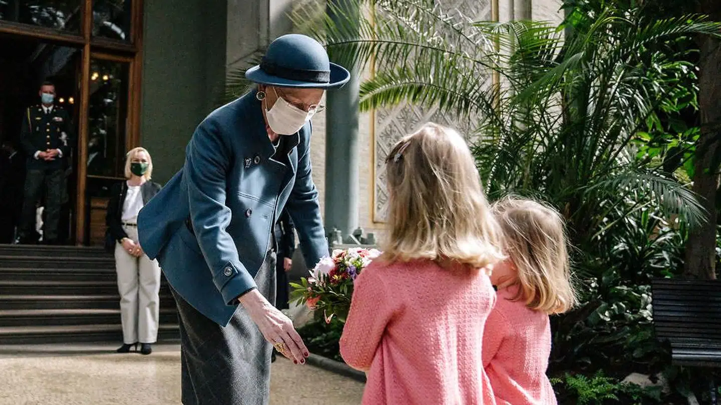 Selvom man – som dronning Margrethe – er færdigvaccineret, så skal man stadig bruge mundbind, når man handler ind, går på restaurant eller lignende.