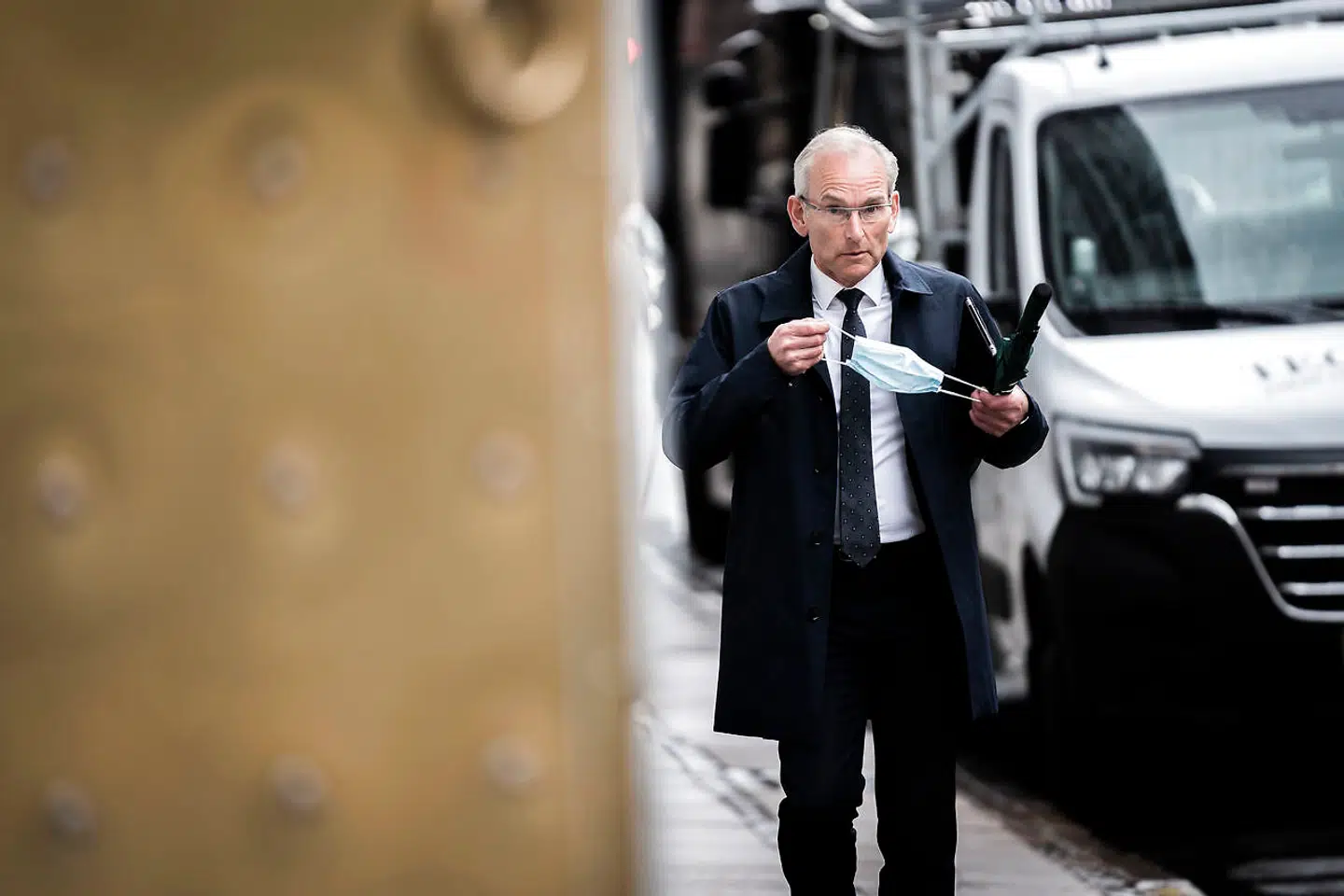 Per Larsen, konservativ sundhedsordfører, som her er ved at iføre sig et mundbind, mener, at hvis man fritager de vaccinerede for at bruge mundbind, så skader det disciplinen hos de ikke-vaccinerede.