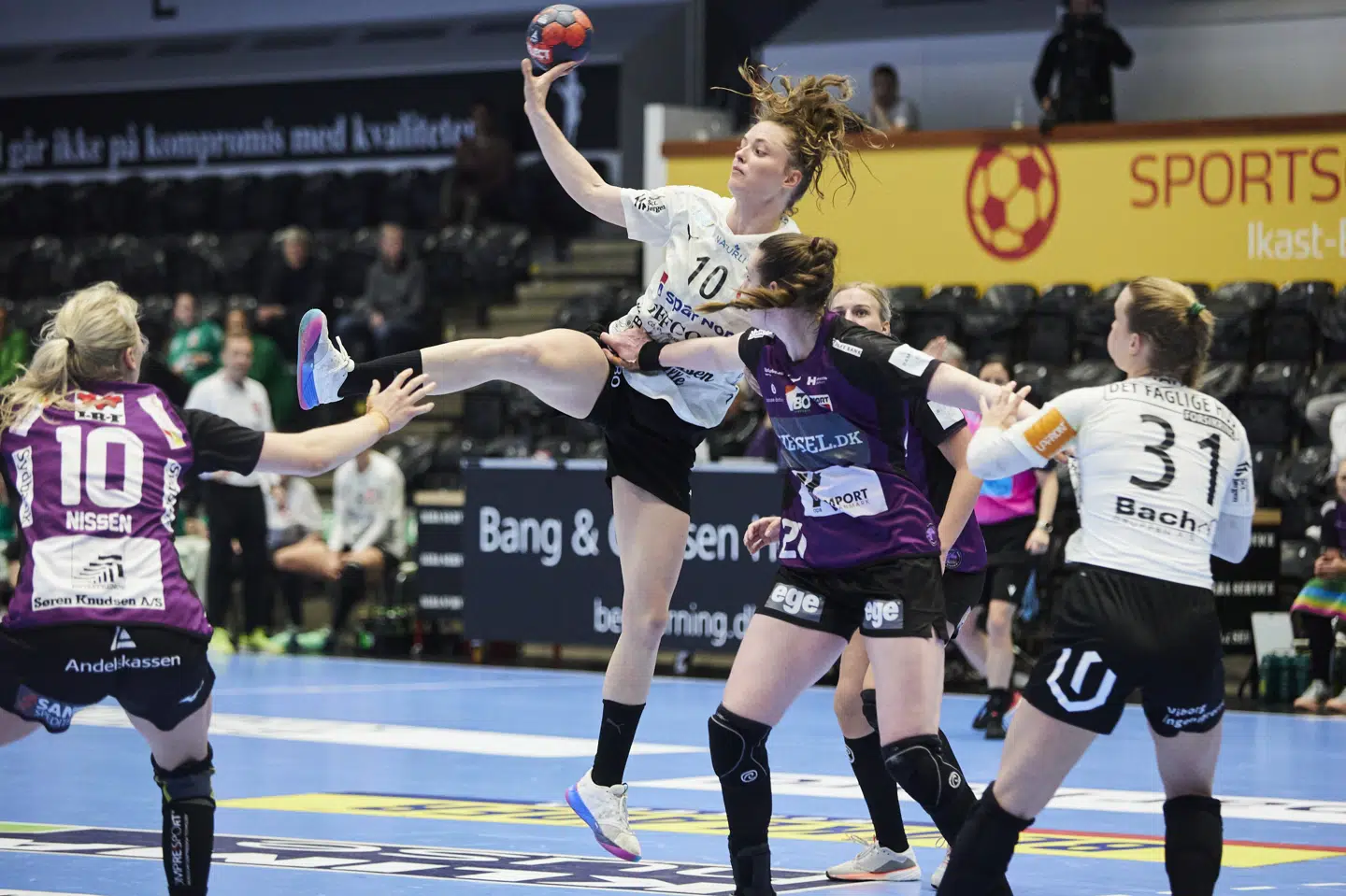 Kristina Jørgensen (10) blev matchvinder, da Viborg spillede sig i DM-finalerne efter et stort drama i Ikast. Mikkel Berg Pedersen/Ritzau Scanpix