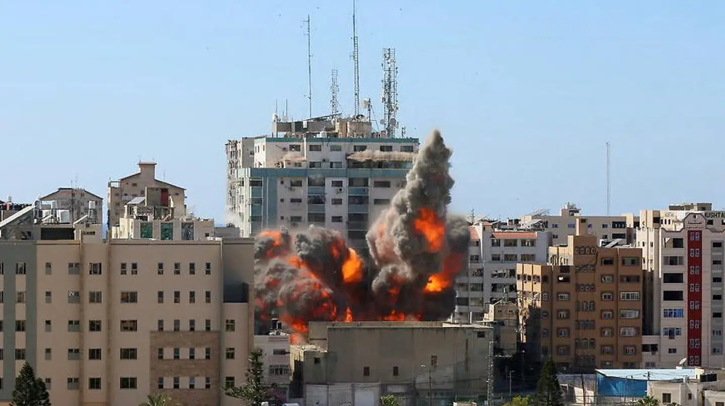 Der kommer en eksplosion, efter at bomberne er faldet over mediehuset i Gaza.