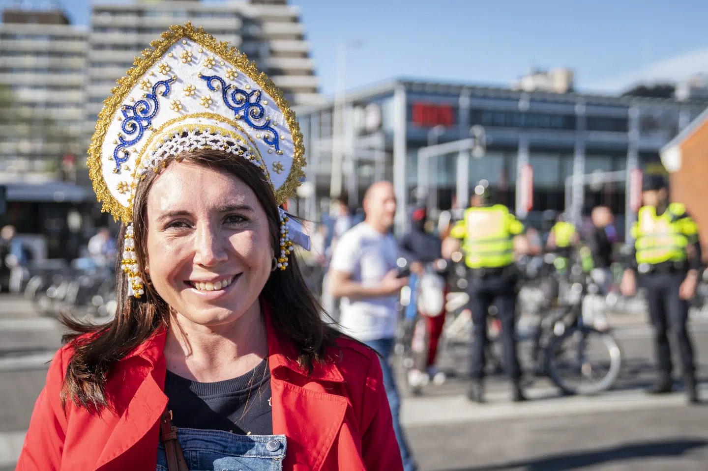 Martha Ershova fra Rusland glæder sig til at komme ind i Ahoy-arenaen og høre musik ved den første semifinale. - Vi har ikke kunnet lave noget i et år. Det bliver dejligt at være blandt nogle mennesker, siger hun. Emil Helms/Ritzau Scanpix