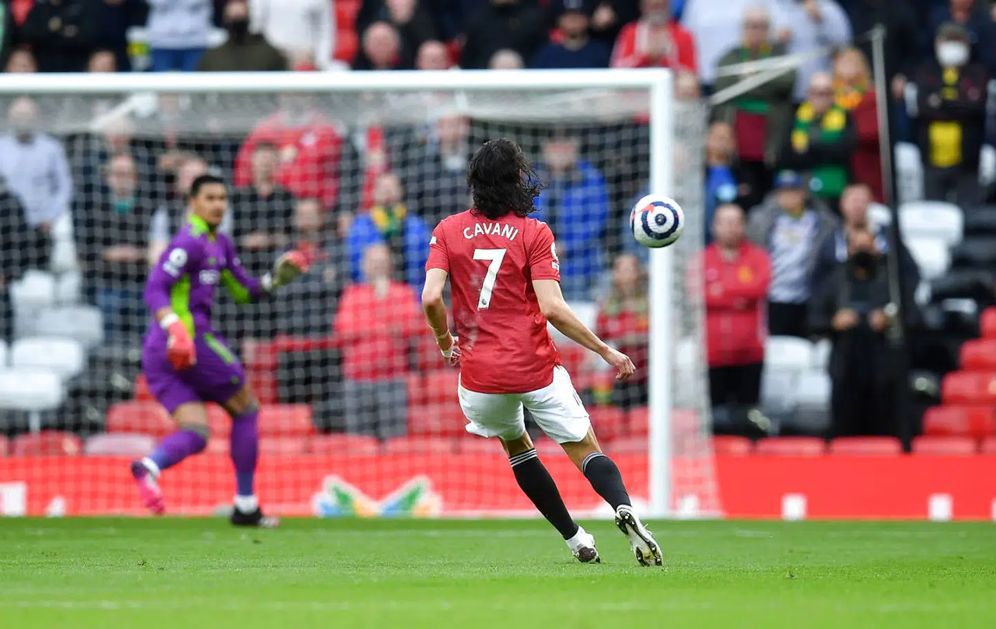 Edinson Cavani har sendt bolden mod mål fra distancen. Det er allerede for sent for Alphonse Areola, og kort efter lå bolden i nettet.
