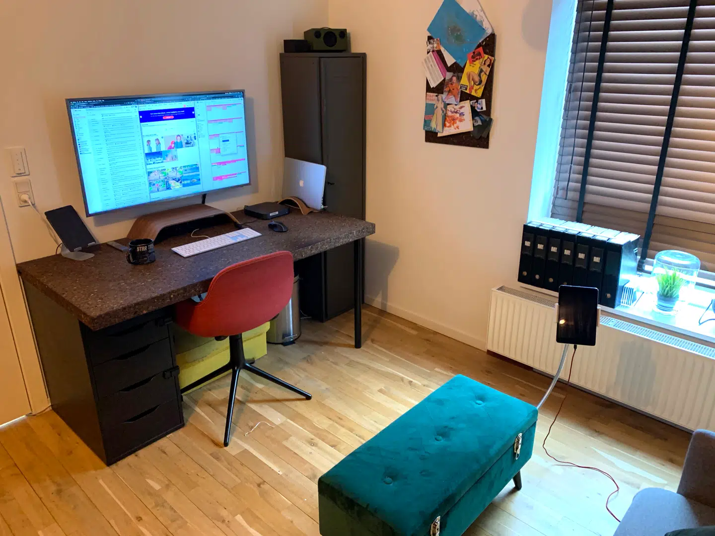 Fra sit hjemmekontor i lejligheden i Valby arbejder Ken Madsen mere effektivt, end han kan gøre fra kontorbygningen hos Bonnier, fortæller han.