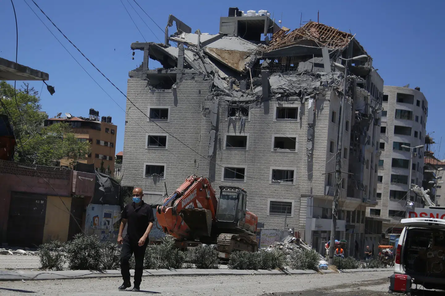 Israelere har sendt bomber mod Gaza, mens palæstinensere har affyret raketter mod Israel. De største ødelæggelser er sket i Gaza-striben, hvor flere store bygninger er ramt af luftangreb. Hatem Moussa/Ritzau Scanpix