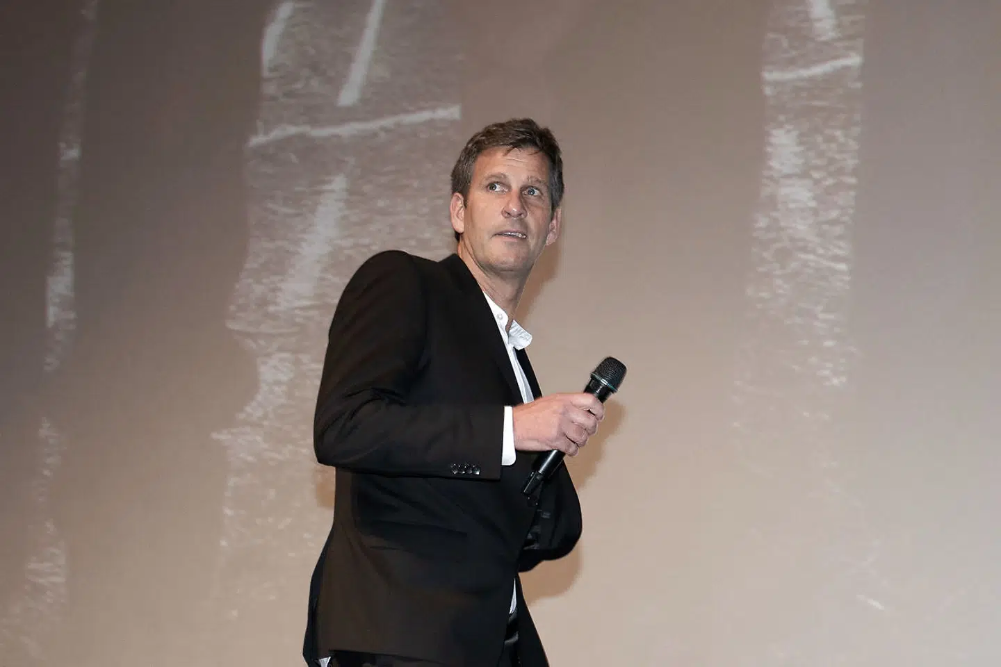 Anders Thomas Jensen taler efter gallapremieren på hans nye komedie "Retfærdighedens ryttere" i Imperial i København onsdag den 18. november 2020. (Foto: Emil Helms/Ritzau Scanpix)