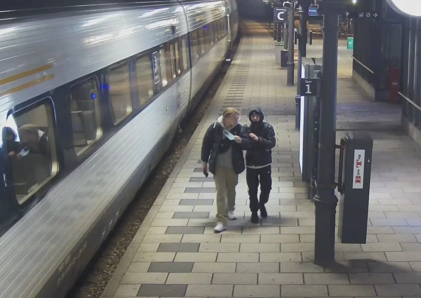 De to formodede gerningsmænd ses på stationen.