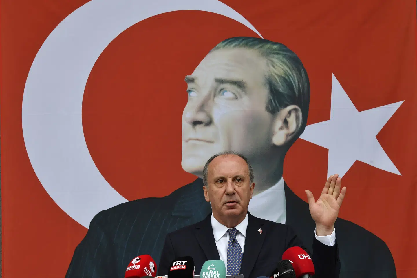 Præsident Recep Tayyip Erdogans modstander ved præsidentvalget i Tyrkiet i 2018, Muharrem Ince, har stiftet et nyt parti. Han taler her til tilhængere i Ankara - foran en kæmpemæssig plakat med Mustafa Kemal Atatürk - det moderne Tyrkiets grundlægger. Uncredited/Ritzau Scanpix
