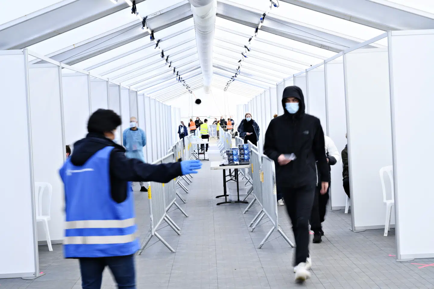 Et kontakttal på 1,1 svarer til, at 10 smittede i gennemsnit smitter 11 andre. Det betyder altså, at epidemien vokser. Tallet siger til gengæld ingenting om, hvor mange smittetilfælde der er i samfundet. (Arkivfoto) Philip Davali/Ritzau Scanpix