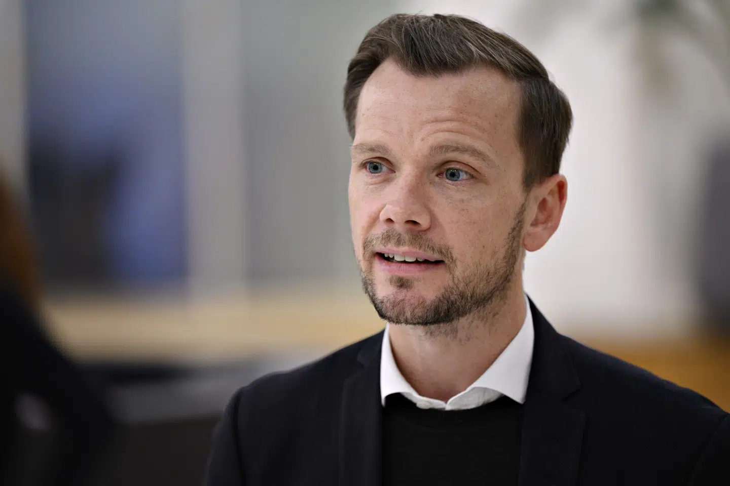 Beskæftigelsesminister Peter Hummelgaard (S), mener at det en forlængelse af tre loves solnedgangsklausul, vil hjælpe med at holde smitten nede. Lovene omhandler test på arbejdspladsen, test for arbejdstagere som rejser ind i landet og covid-19 sikre boliger. (Arkivfoto) Philip Davali/Ritzau Scanpix