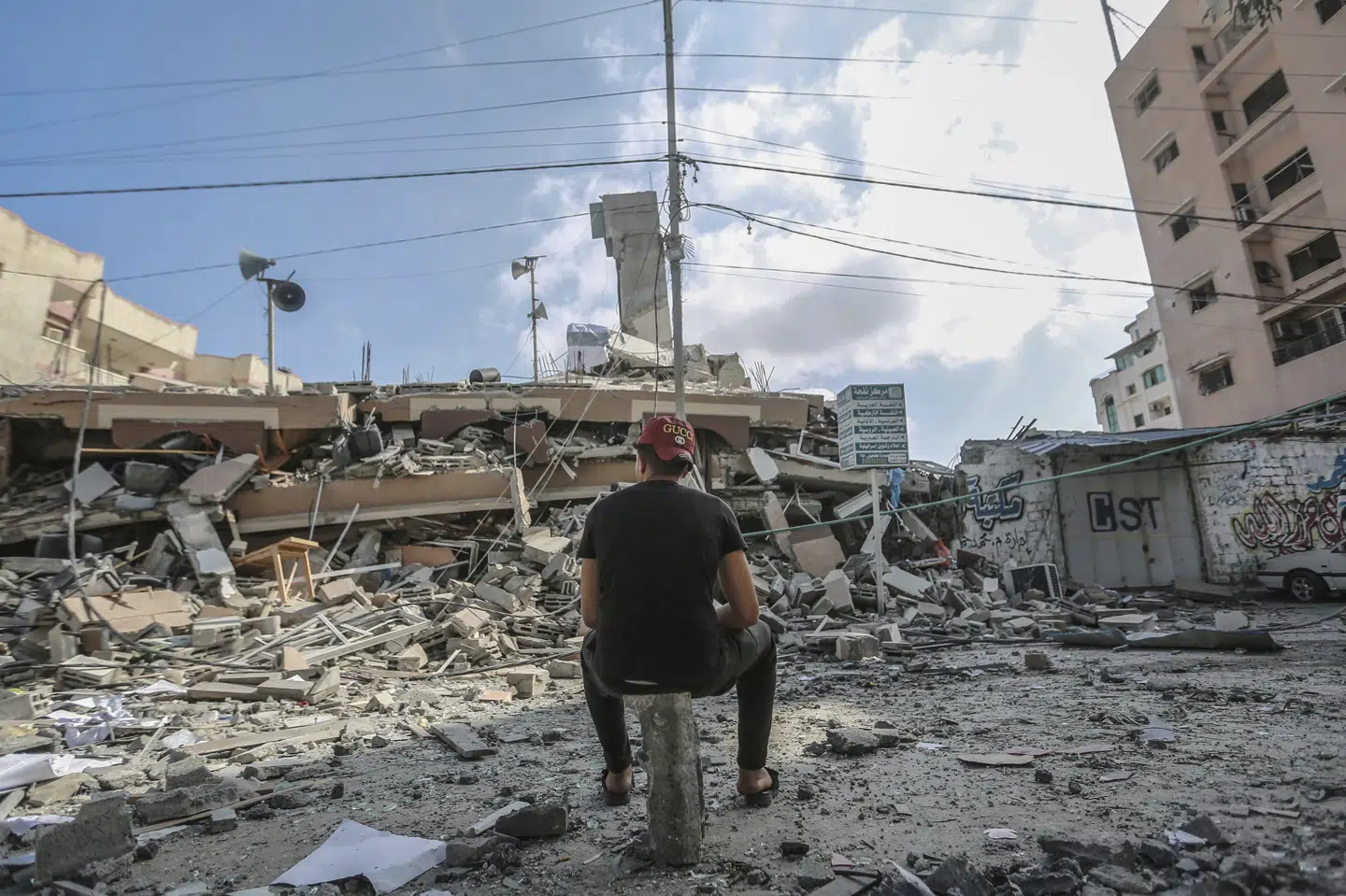 Palæstinenser tager bestik af ødelæggelserne i et palæstinensisk boligområde i Gaza, som er blevet bombet af Israel. Sundhedsmyndighederne i Gaza siger tirsdag, at der ikke er nogen rapporter om dræbte eller sårede palæstinensere under nattens kampe i enklaven. Det er den første øjensynlige reduktion af blodsudgydelserne siden kampene i området brød ud den 10. maj. Mohammed Talatene/Ritzau Scanpix