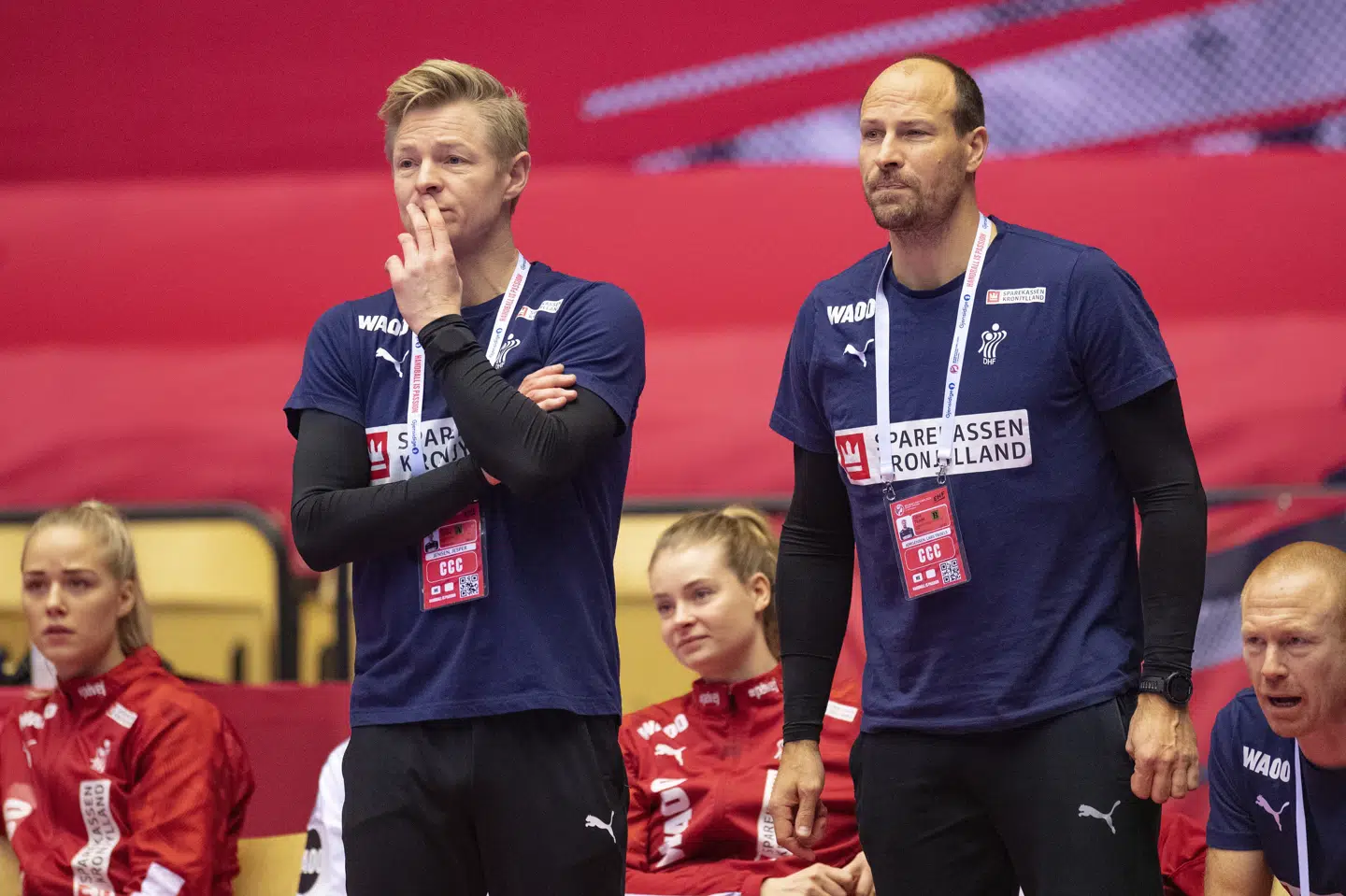 Jesper Jensen (til venstre) og Lars Jørgensen (til højre) er nu begge ansat på kontrakter, der har udløb i sommeren 2023. I december førte de Danmark frem til semifinalerne ved EM, der blev afholdt på hjemmebane. (Arkivfoto) Bo Amstrup/Ritzau Scanpix