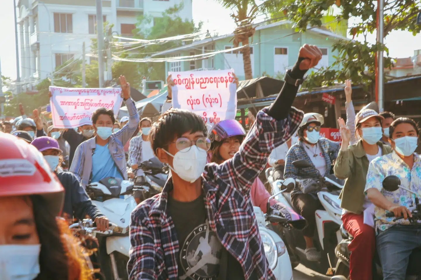 Stor demonstration i Mandalay mod Myanmars militær, som tog magten i februar med den begrundelse, at valget i november var præget af udbredt svindel. Social Media/Reuters