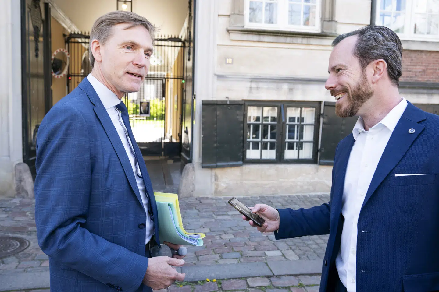 Dansk Folkepartis Kristian Thulesen Dahl og Venstres Jakob Ellemann-Jensen havde igen en lang arbejdsdag i går, hvor der natten til tirsdag blev landet en ny genåbningsaftale. Claus Bech/Ritzau Scanpix