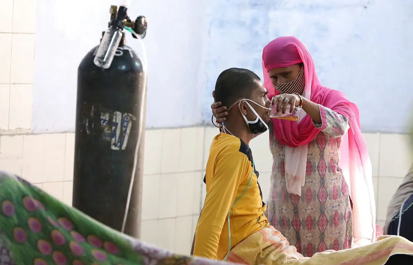 Coronasituationen i Indien er desperat, der er mangel på både sundhedspersonale, værnemidler, ilt og krematorier. EPA/HARISH TYAGI