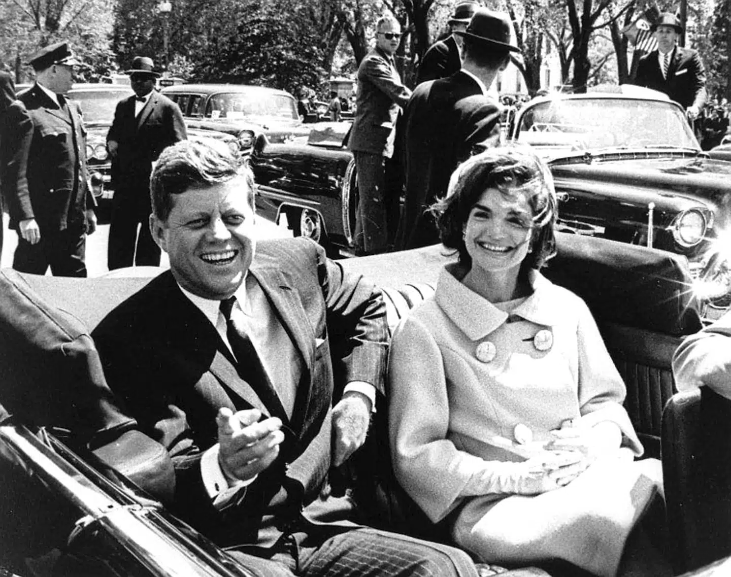 John F Kennedy på bagsædet sammen med sin kone. Samme sted han blev skudt den 22. november 1963.