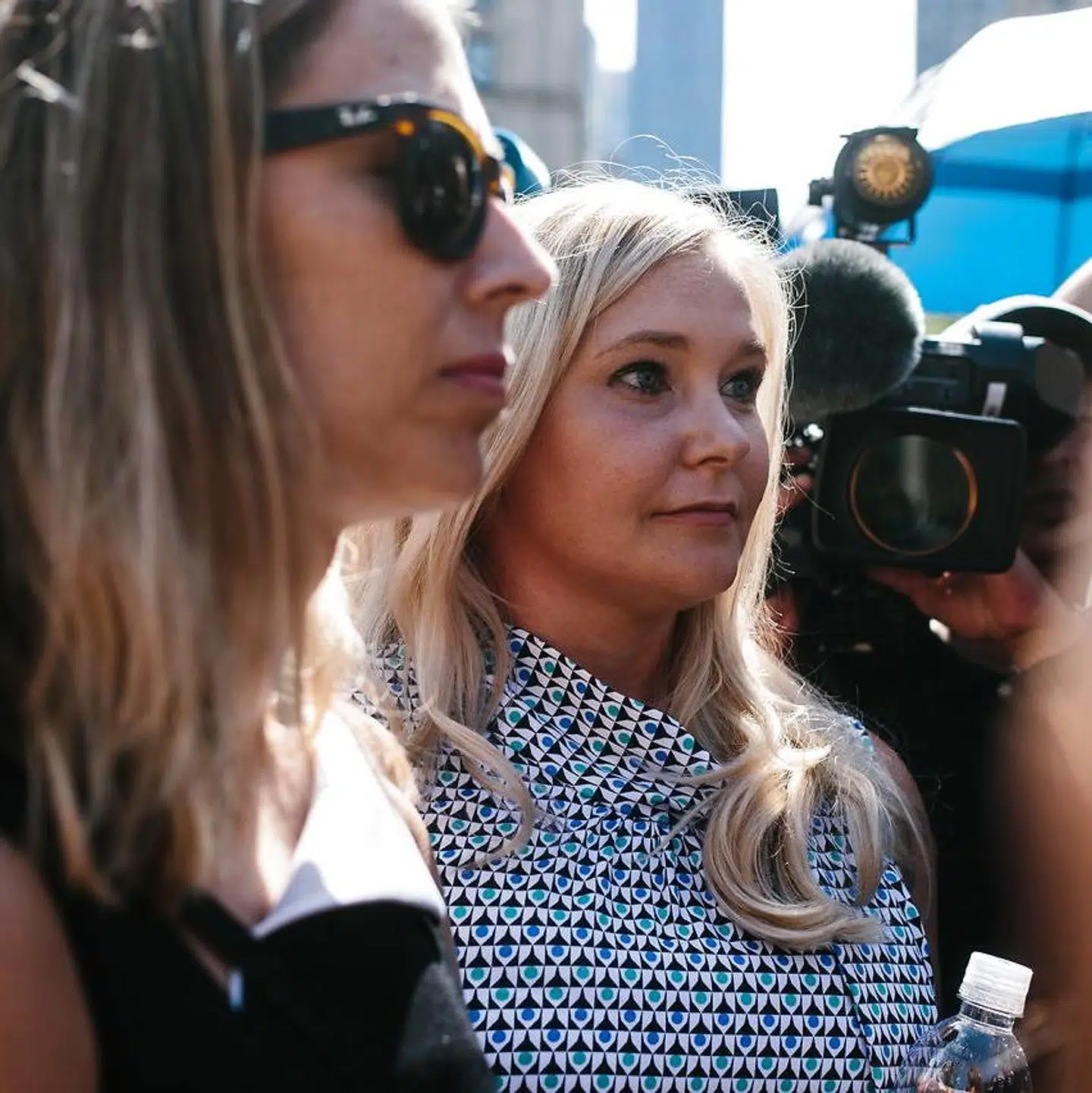 Virginia Giuffre fotograferet foran en retsbygning sidste år.