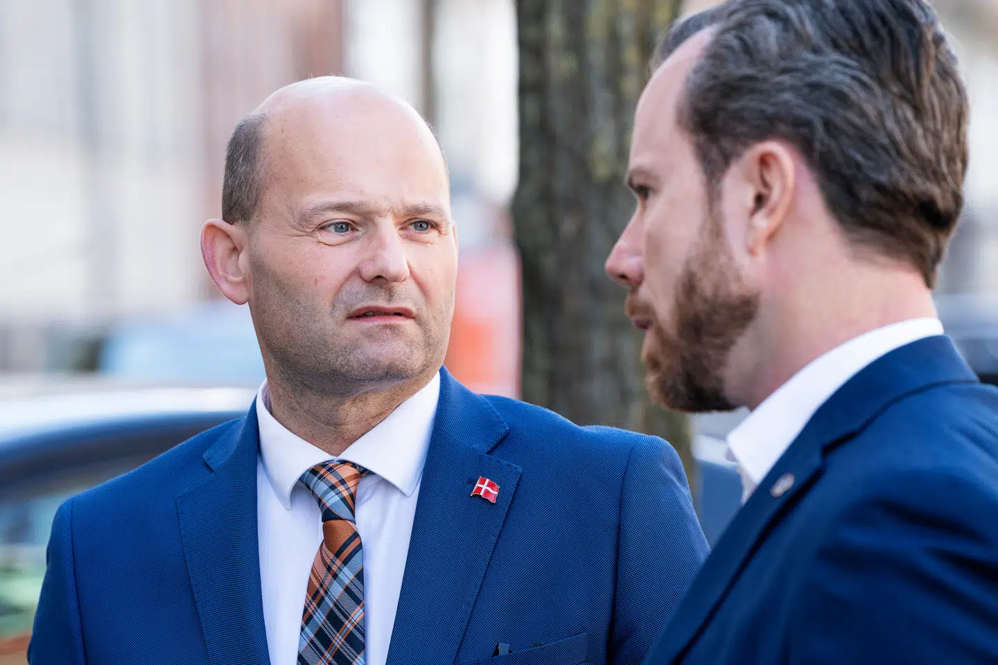 Her ankommer Konservative Folkepartis Søren Pape og Venstres Jakob Ellemann-Jensen. Folketingets partiledere ankommer til forhandlinger om den næste fase af genåbningen, som begynder 21. maj, i Justitsministeriet i København den 17. maj 2021.. (Foto: Claus Bech/Ritzau Scanpix)