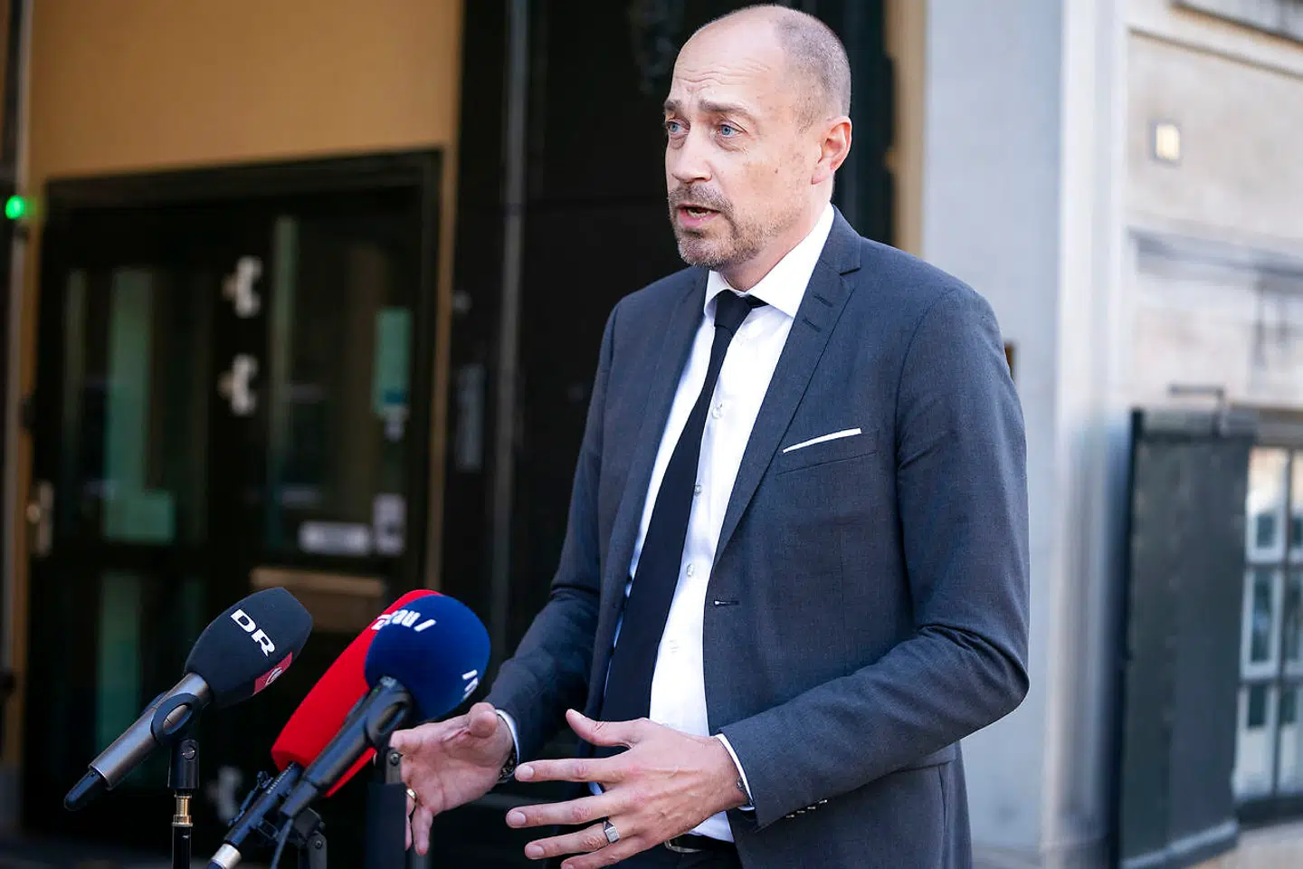Her ankommer Sundhedsminister Magnus Heunicke. Folketingets partiledere ankommer til forhandlinger om den næste fase af genåbningen, som begynder 21. maj, i Justitsministeriet i København den 17. maj 2021.. (Foto: Claus Bech/Ritzau Scanpix)