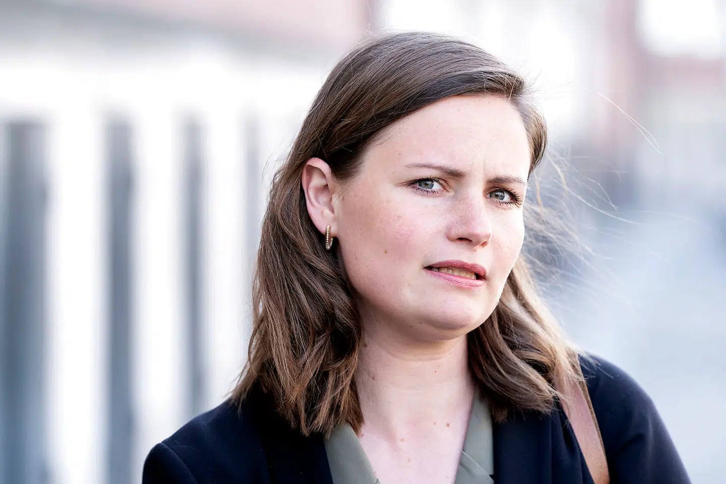 Her ankommer Enhedslistens Mai Villadsen. Folketingets partiledere ankommer til forhandlinger om den næste fase af genåbningen, som begynder 21. maj, i Justitsministeriet i København den 17. maj 2021.. (Foto: Claus Bech/Ritzau Scanpix)