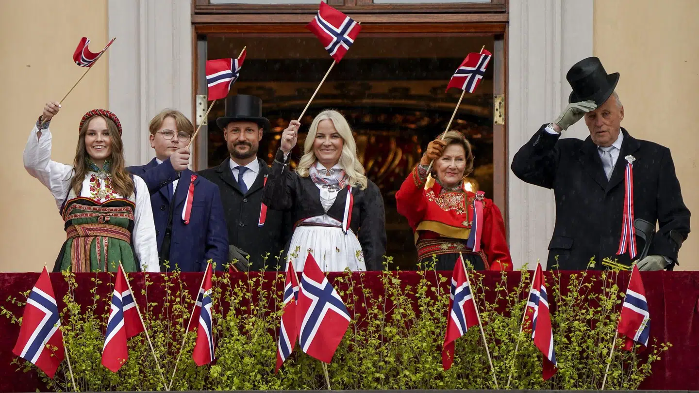 Kong Harald, dronning Sonja, kronprins Haakon, kronprinsesse Mette-Marit, prinsesse Ingrid Alexandra, prins Sverre Magnus hilser fra balkongen på Slottet.