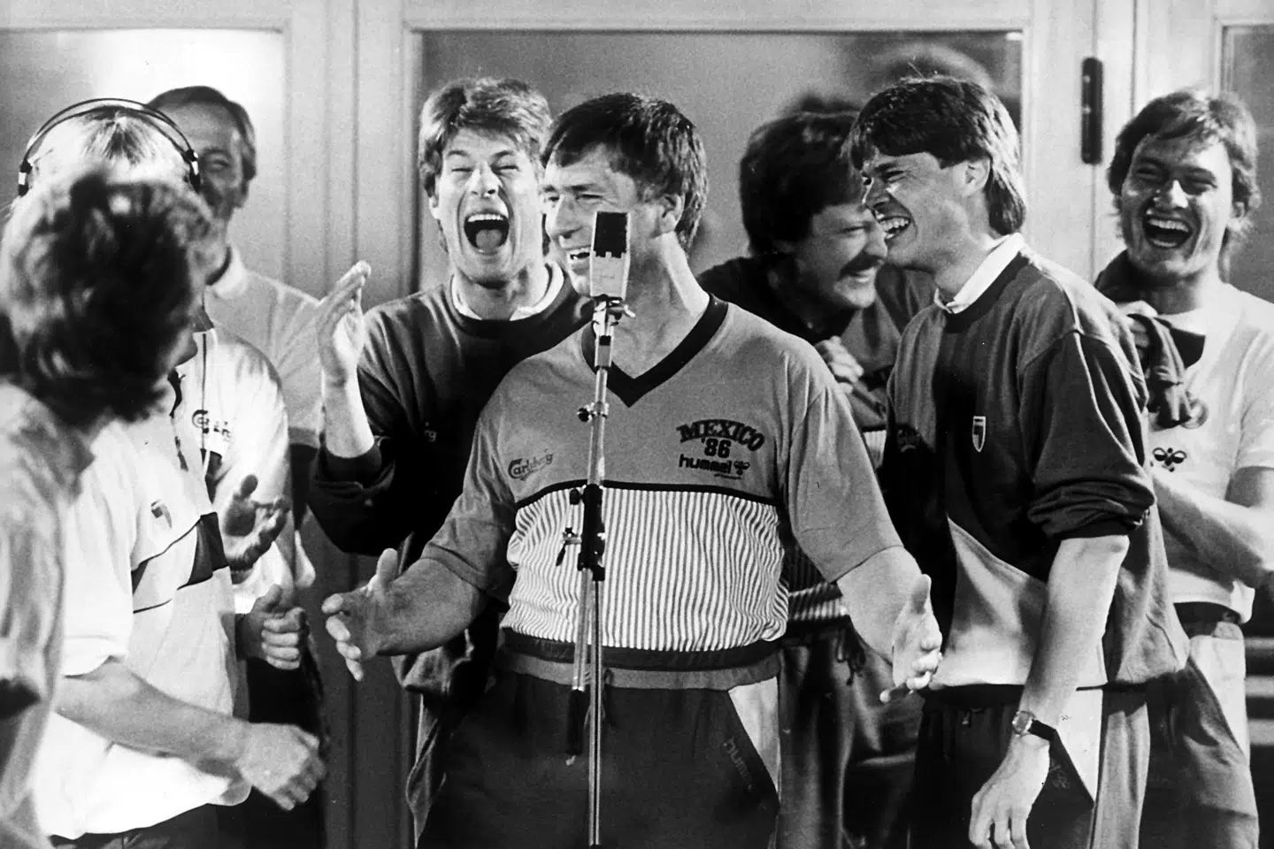 Musiker Michael Bruun var med til at lave landeplagen Re-Sepp-ten, som fodboldlandsholdet indspiller i 1986 (billedet) inden de tog til VM i Mexico. Nf/Ritzau Scanpix