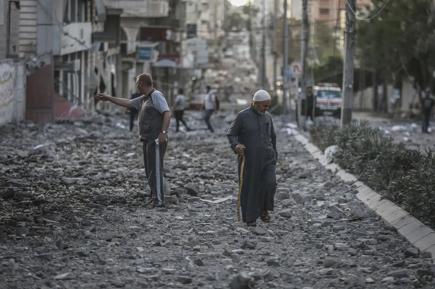 Palæstinensere i byen Gaza inspicerer mandag, hvad der tidligere var en beboelsesejendom på Wahda-gaden. Bygningen er blevet ramt og ødelagt af israelske fly. Over 200 mennesker meldes dræbt i Gaza siden 10. maj. Mohammed Talatene/Ritzau Scanpix