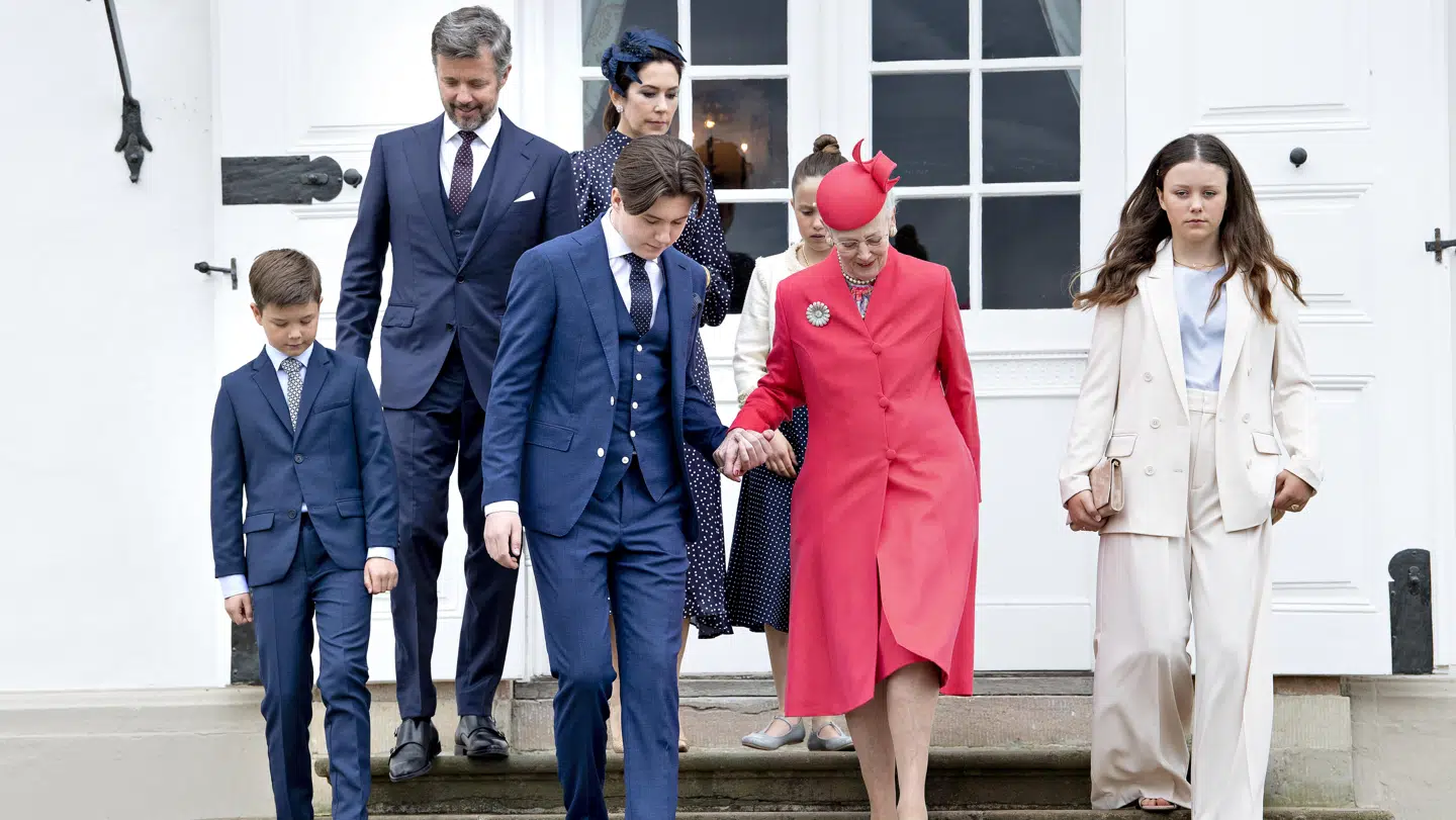 Prinsesse Isabella stod knivskarpt ved prins Christians konfimation. Mens hendes tøj var meget voksent, så gav hårspænderne også stilen et piget look. »Det er måske noget af det mest pigede, man kan have på, og det signalerer, at det er en ung pige, vi har med at gøre her,« siger Cecilie Ingdal, der er moderedaktør på Elle.