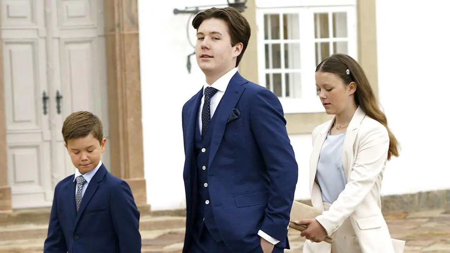 Prins Vincent, prinsesse Isabella og prins Christian ses her ankomme til prins Christians konfirmation.