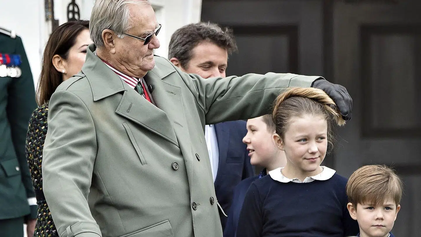 Prinsesse Isabella bliver her drillet af prins Henrik, som det virkede til, at hun havde et særligt bånd til.