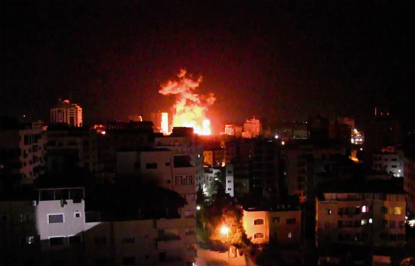 Der var solskin og fred i København mandag, men anderledes farligt i Gaza. Flere kritikere mener, at Blinken burde være i Mellemøsten nu.