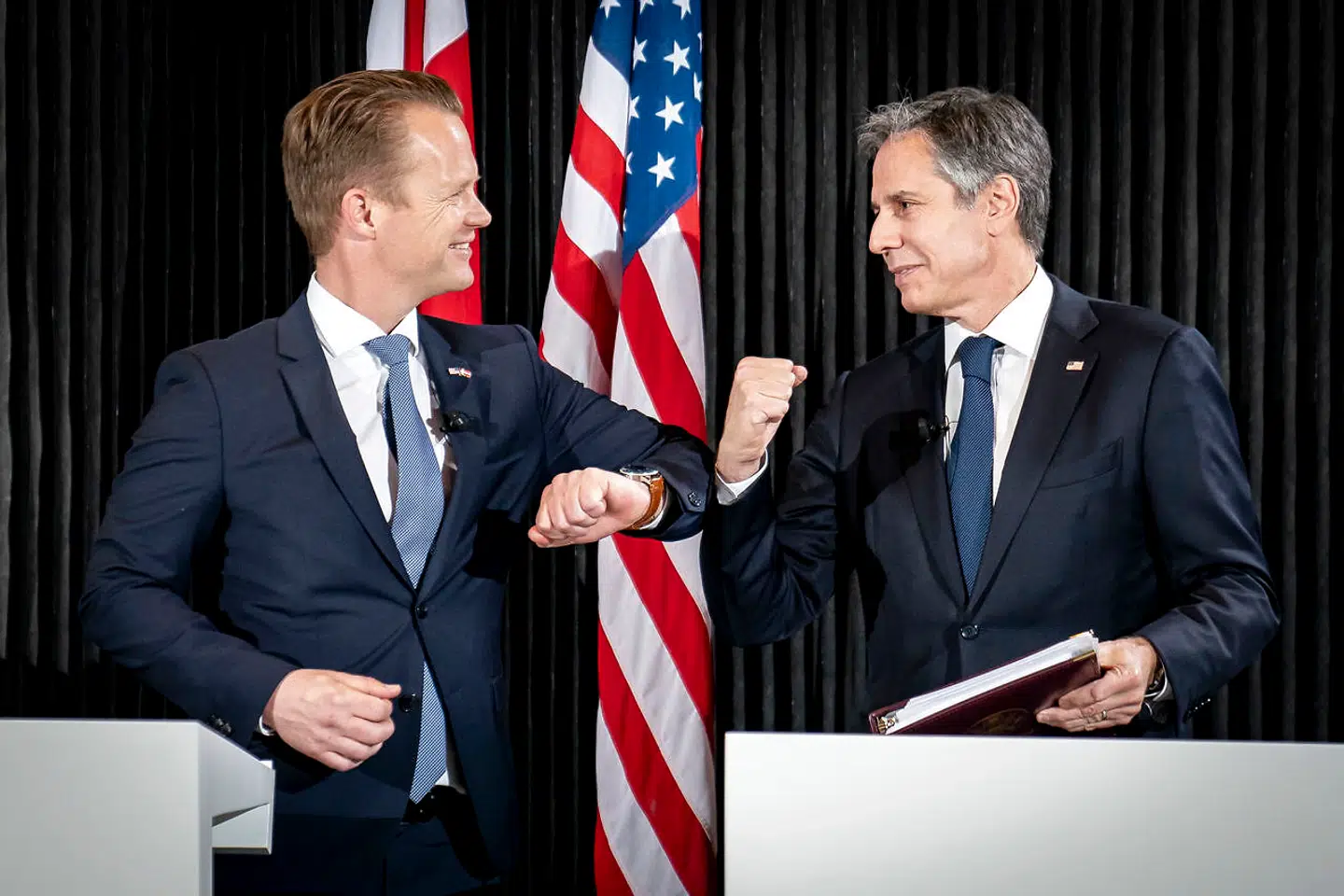 Udenrigsminister Jeppe Kofod og USAs udenrigsminister, Antony Blinken, lavede den coronasikre albuehilsen ved pressemødet i Eigtveds Pakhus mandag 17. maj 2021.