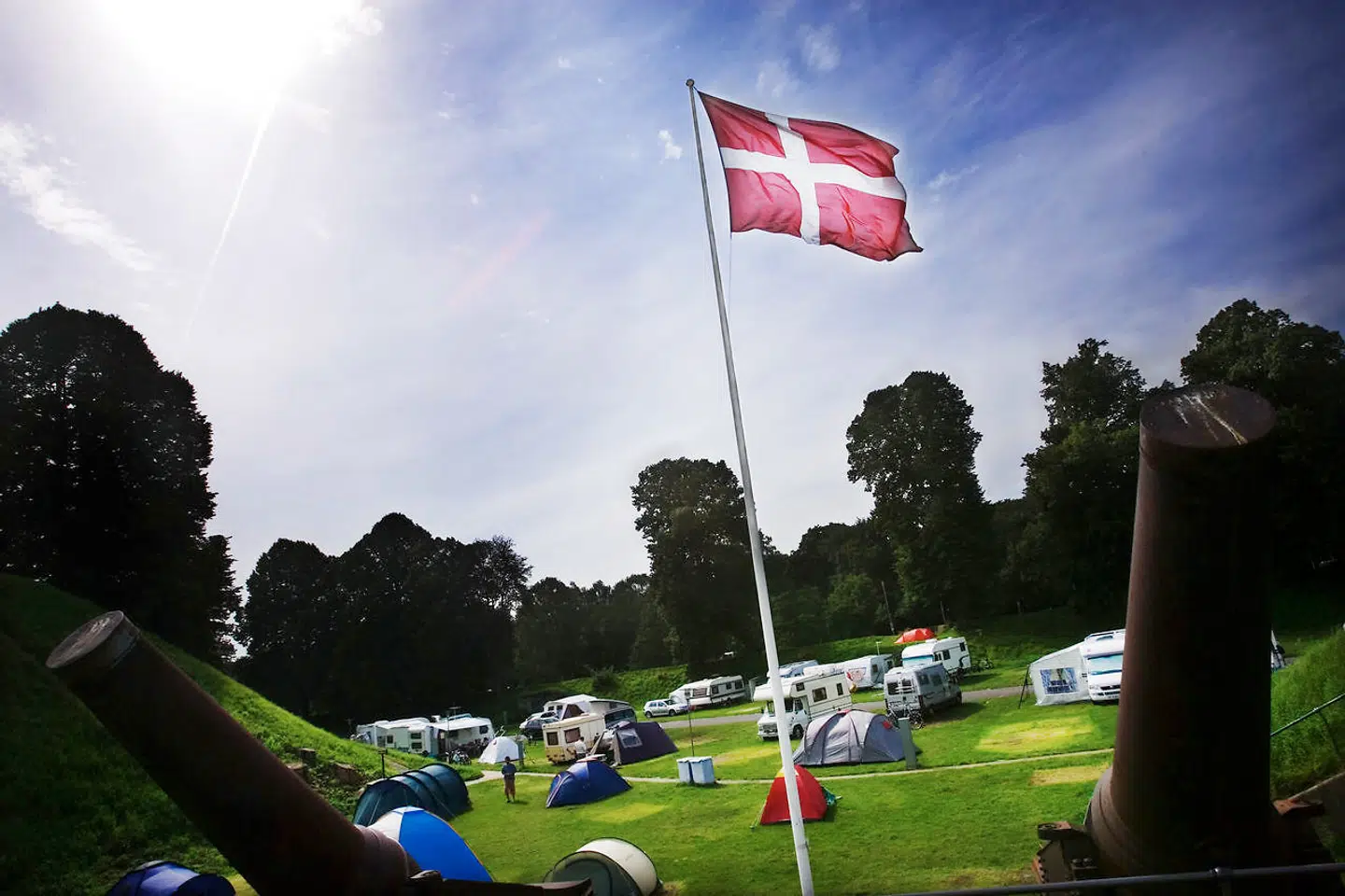 Sidste år var langt de fleste campinggæster danskere. Sådan kan det også blive i år.