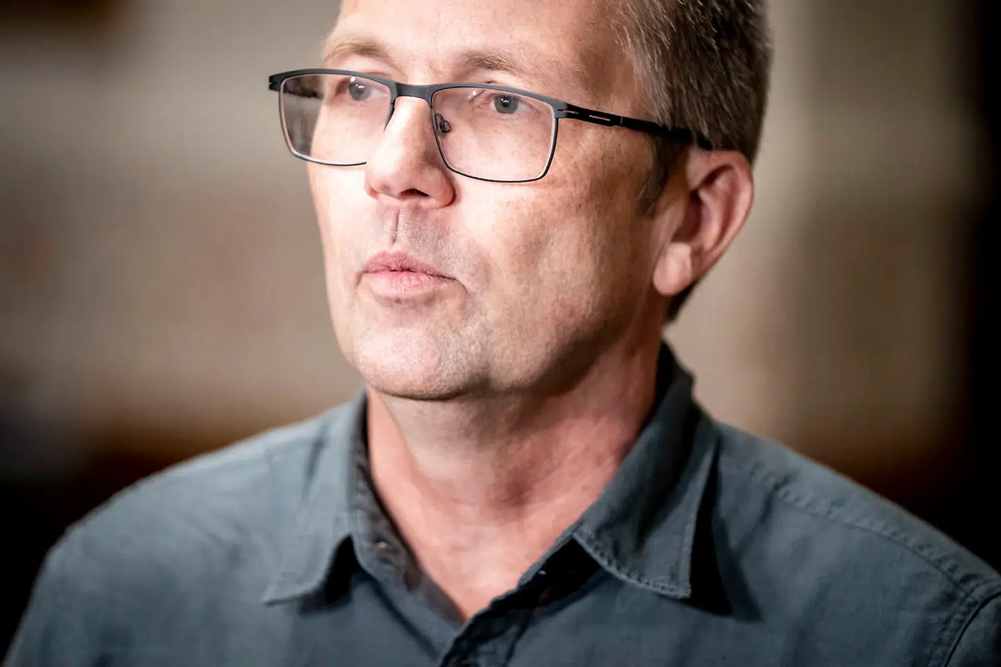 (ARKIV) Peder Hvelplund (EL) taler foran pressen efter at Enhedslisten og blå blok har givet sundheds- og ældreministeren en næse efter samråd på Christiansborg i København, torsdag den 3. december 2020. Sundhedsordførere skal diskutere en mulig forlængelse af de restriktioner, der løber til 3. januar. Nye restriktioner for nytårsaften kan også komme på tale. Det skriver Ritzau, tirsdag den 29. december 2020.. (Foto: Mads Claus Rasmussen/Ritzau Scanpix)