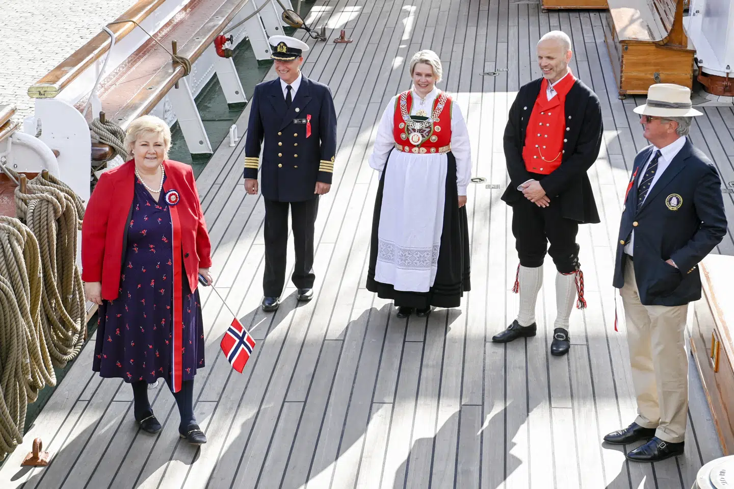 Statsminister Erna Solberg (til venstre) har mandag været i Bergen for at markere Norges nationaldag. Marit Hommedal/Ritzau Scanpix