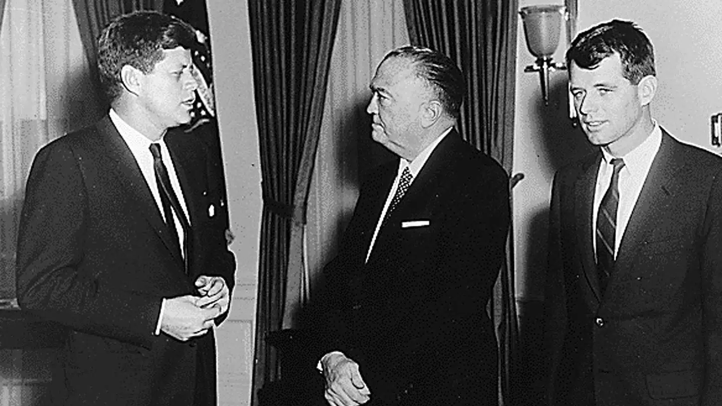 John F. Kennedy (tv.) og Robert F. Kennedy (th.) med FBI-direktør J. Edgar Hoover tilbage i 1968
