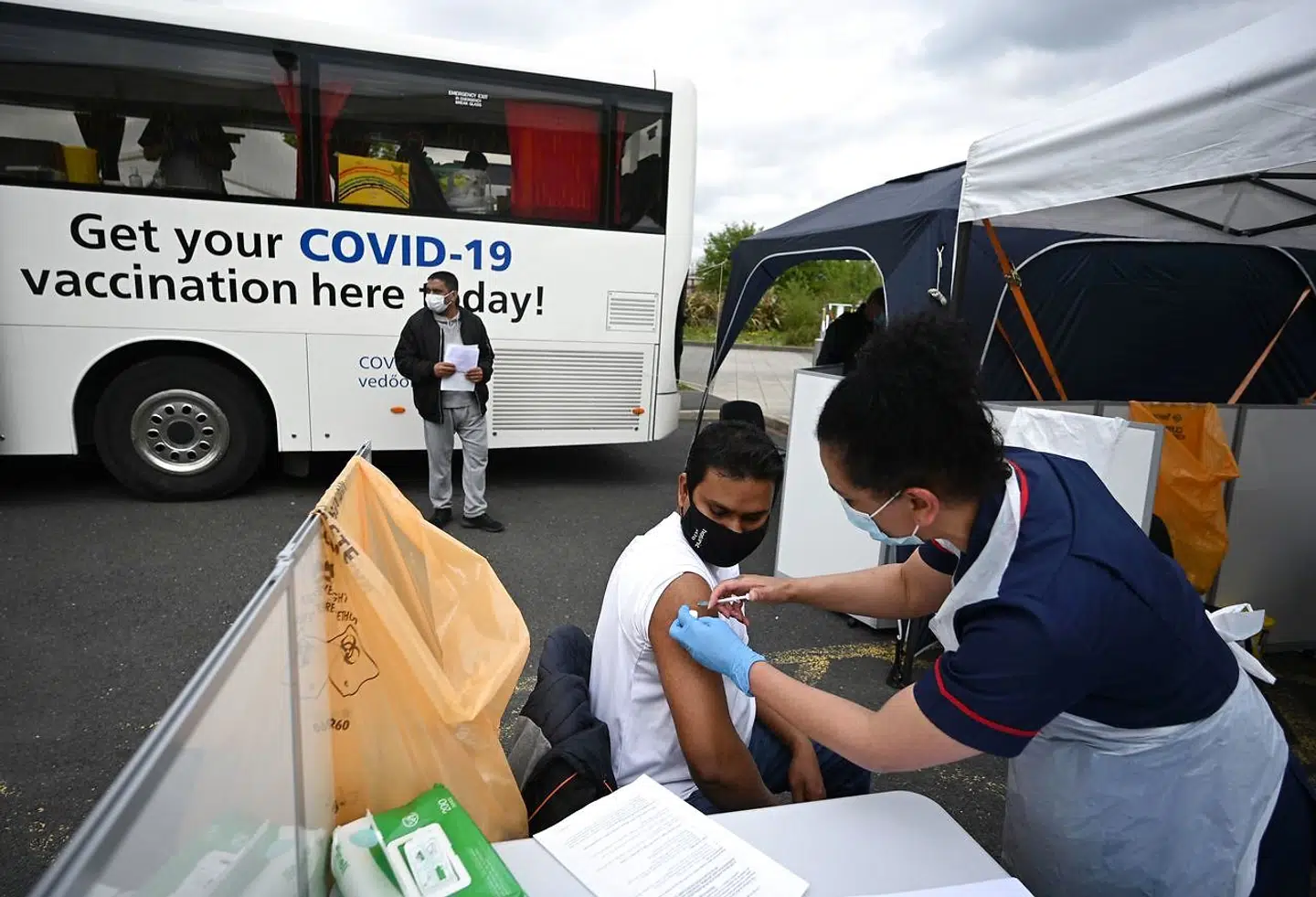 Frygten for den ekstra smitsomme indiske variant af coronavirus har i nogle britiske byer - som her i Bolton - fået myndighederne til at tilbyde vaccine til borgere helt ned til 18 år