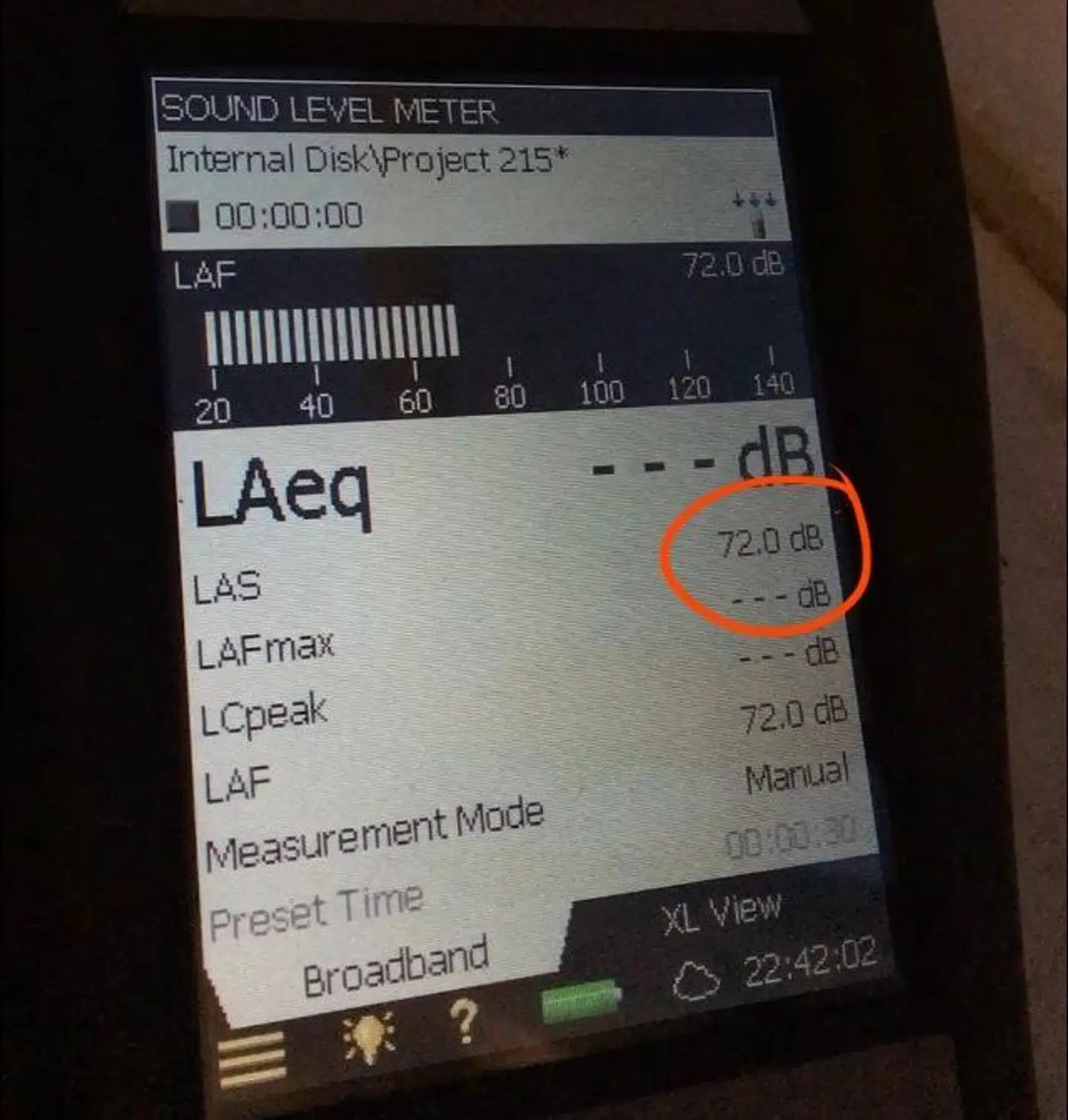 Gøje Rostrup har målt støjen fra gaden i sin lejlighed til 72 decibel med åbent vindue en torsdag aften. Ifølge Høreforeningen ligger en normal samtale på omkring 60 decibel.