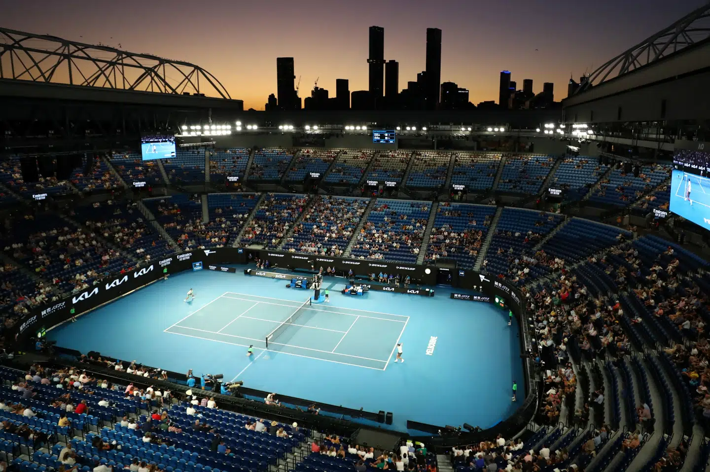 Afviklingen af Australian Open i 2021 trak overskrifter verden over, da tennisentusiaster i tusindvis fik lov til at komme ind på anlægget. Kelly Defina/Reuters