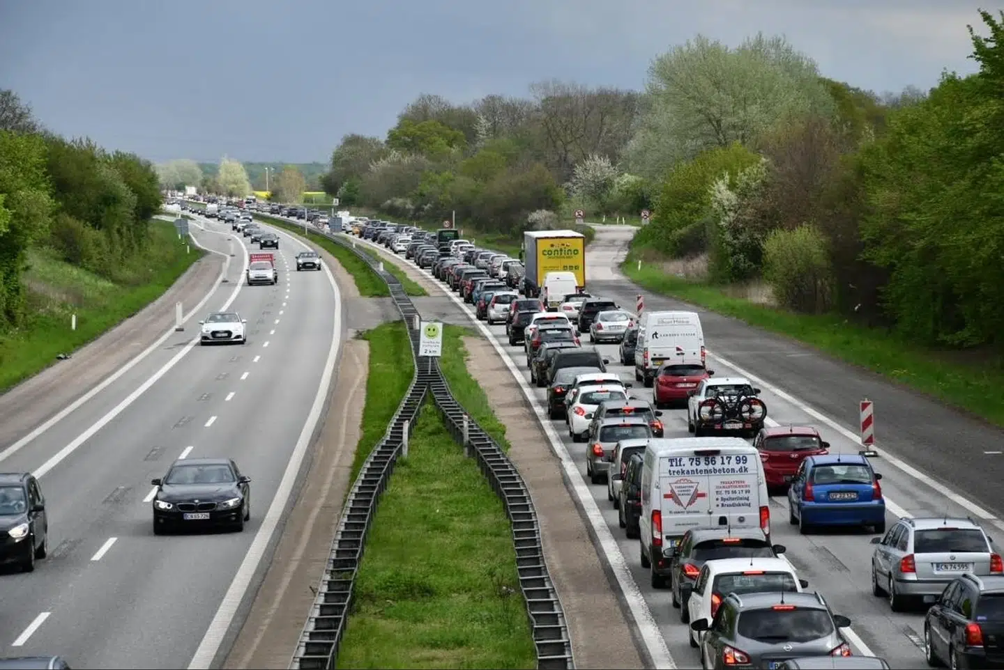 Kø på den fynske motorvej i retning mod Sjælland søndag eftermiddag.
