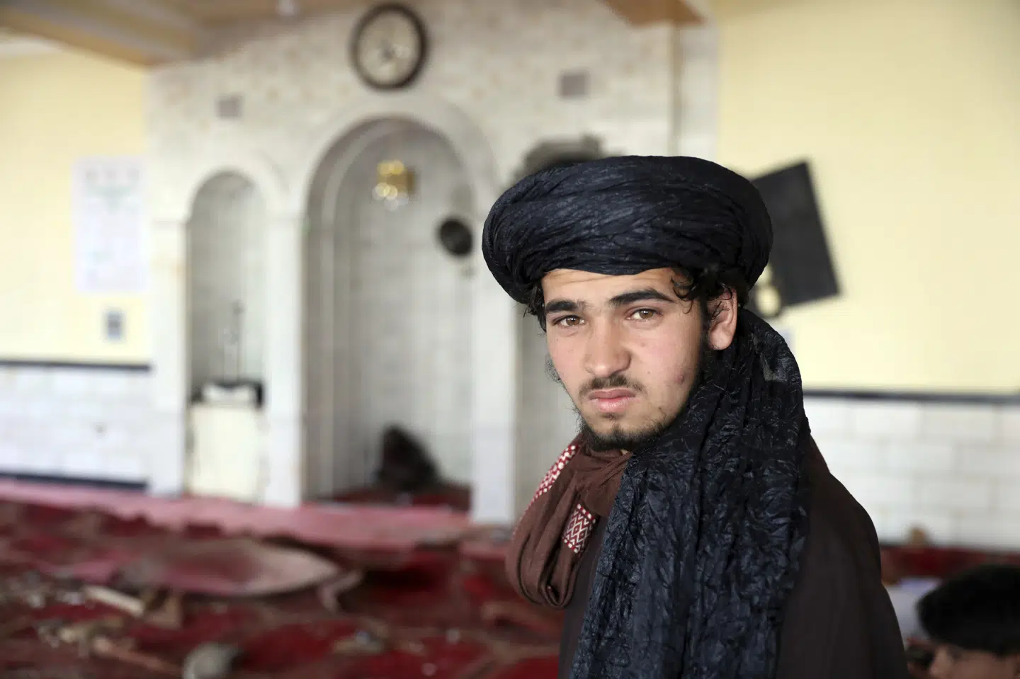 Religiøs student i en moské efter en voldsom eksplosion i Shakar Dara distriktet i Kabul. Der udbrød søndag nye kampe i det sydlige Afghanistan mellem regeringsstyrker og Taliban efter en tre dage land våbenhvile i forbindelse med højtiden eid al-fitr, der markerer afslutningen på fastemåneden ramadan. Rahmat Gul/Ritzau Scanpix