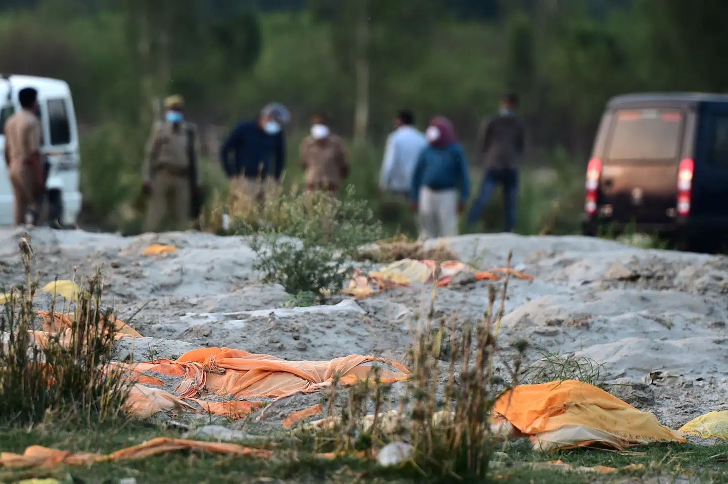 Politi inspicerer flodbredden ved Ganges i bestræbelser på at få standset en praksis blandt Indiens fattige, som kaster corona-døde i floden eller begraver ved med flodbredden. Sanjay Kanojia/Ritzau Scanpix