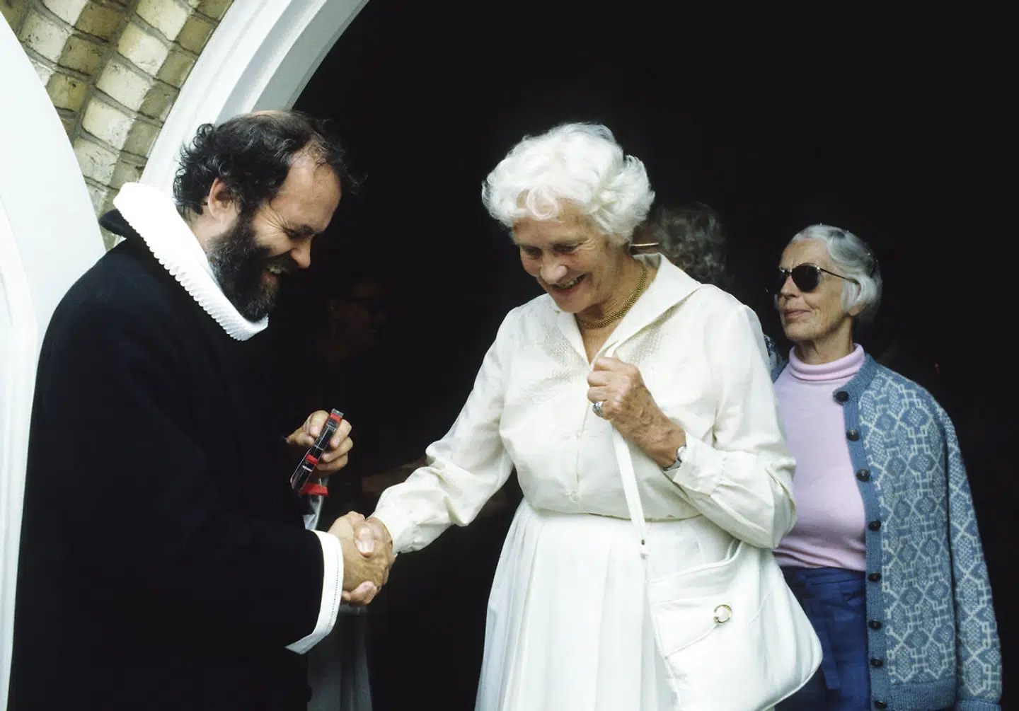 Johannes Møllehave var både forfatter og præst. Her ses han efter sin allersidste prædiken i Virum Kirke i