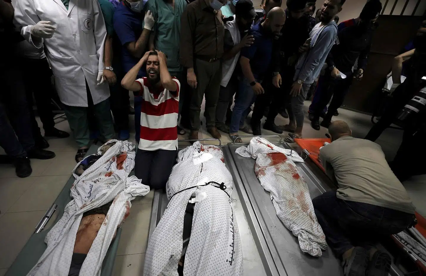Familiemedlemmer sørger over tabet af de to mødre og deres otte børn, som omkom efter et bombeangreb i Gaza. (Foto: MAHMUD HAMS / AFP)